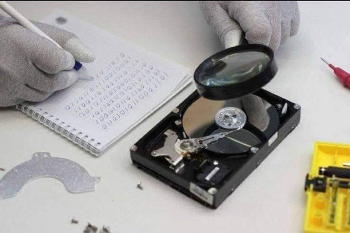 很久以前，那还是我用win98的时候有次我不小心把D盘格了，因为我是电脑白痴，我朋友给我介绍了一个高手来帮我恢复数据