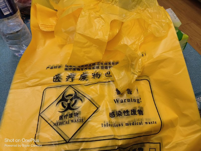 关于我结束隔离的时候薅了一把隔离点羊毛 让大白送了我一扎这个垃圾袋给我 我想这袋子质量挺好的结果今天才发现我家的垃圾在小区垃圾堆放点放了几天都没被清理走.......