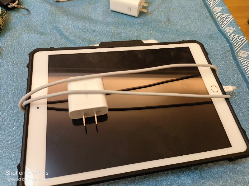 在咸鱼买了个价格很便宜的 4G上网版ipad因为价格过于便宜了 寻思拿来当热点机也不错........然后我刚刚收到个这种东西.........Excuse me?!在咸鱼买了个价格很便宜的 4G上网版ipad因为价格过于便宜了 寻思拿来当热点机也不错........然后我刚刚收到个这种东西.........Excuse me?!