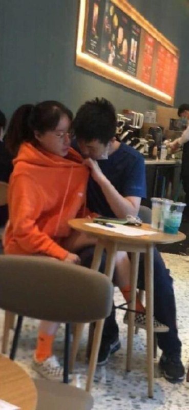 在？看看胸
