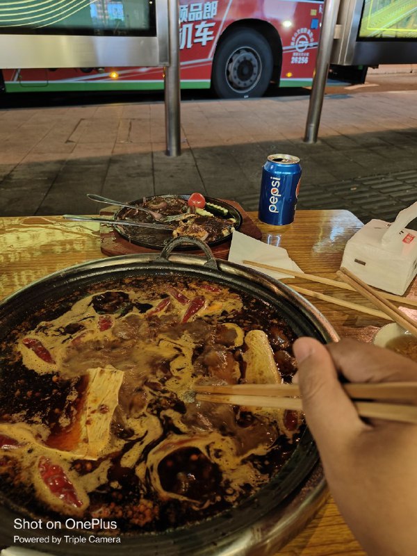 重庆人是有多喜欢吃火锅呢每个公交站等车饿了的时候可以一边烫火锅一边等车from 凯露酱的朋友圈