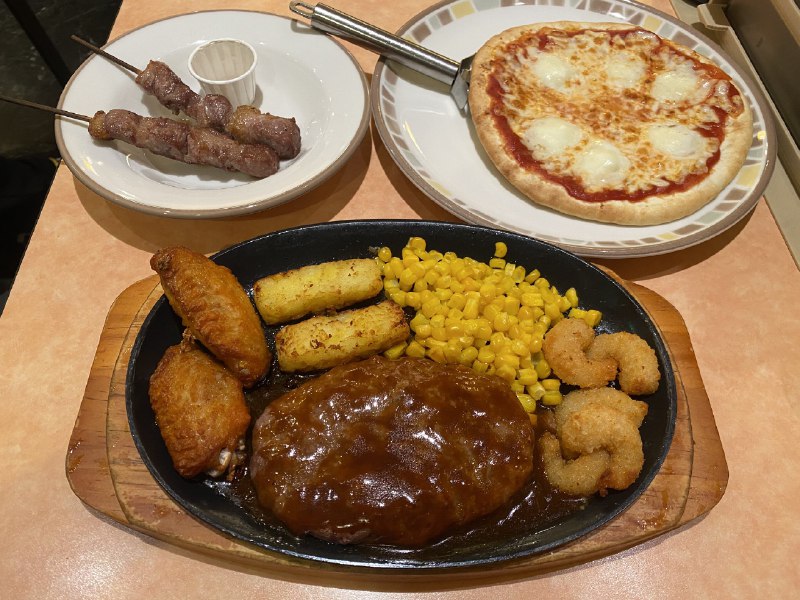 とあるん:←万博で1500円　　　　　　　　　　サイゼリアで1450円→ 