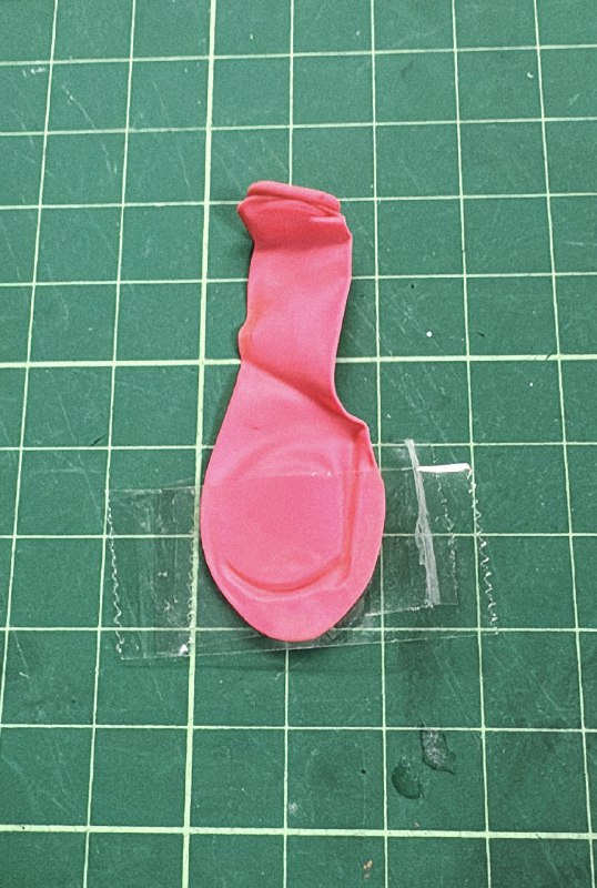 たまやん2nd:これはちょっとしたライフハックなんだが、風船をこんな感じに切ってフィギュアの足に引っ掛けるとQOLが上がるよ
