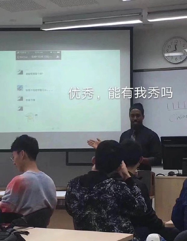 一个同学在班级群发谁能帮他签到，结果被外教老师用翻译软件翻译出来投在墙上了#社死现场 #签到一个同学在班级群发谁能帮他签到，结果被外教老师用翻译软件翻译出来投在墙上了#社死现场 #签到