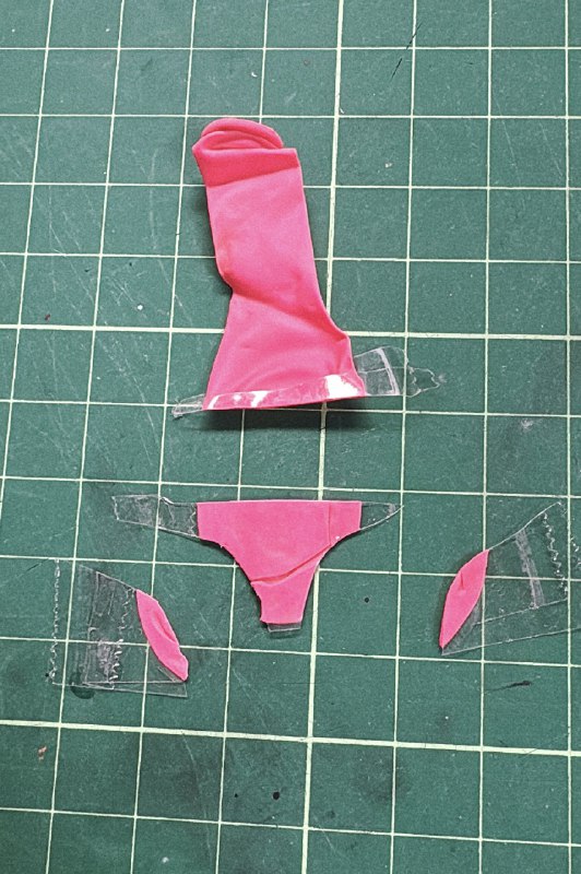 たまやん2nd:これはちょっとしたライフハックなんだが、風船をこんな感じに切ってフィギュアの足に引っ掛けるとQOLが上がるよ