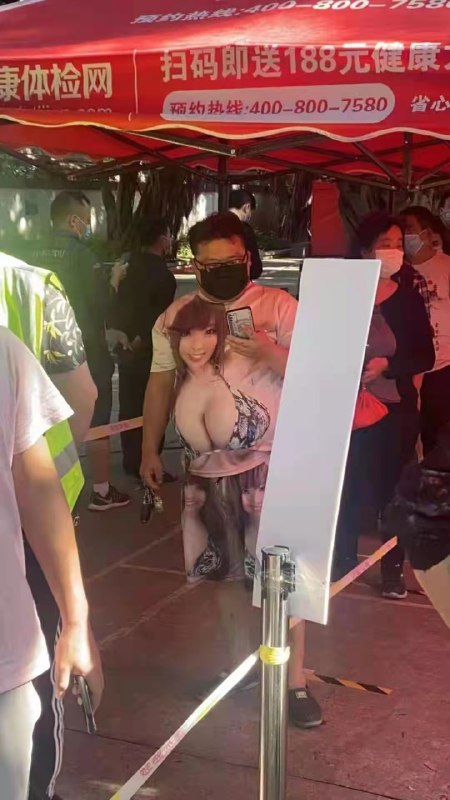肚子撑起了奈子