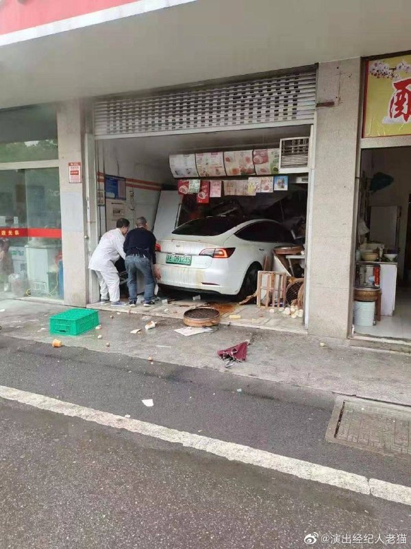 #特斯拉 冲进菜场 #包子店#特斯拉 冲进菜场 #包子店