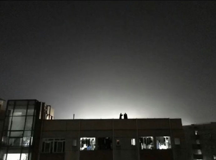 学校的奇葩表白墙，九栋的女生打开窗户看到的学校的奇葩表白墙，九栋的女生打开窗户看到的