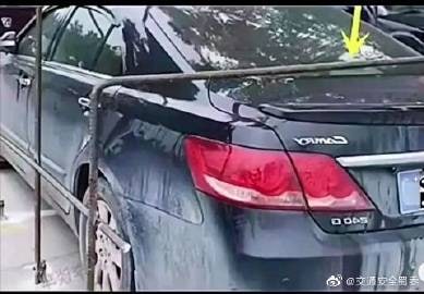 该男子花十多万买的车位，被一辆丰田凯美瑞车乱停霸占，打电话叫挪车，对方态度还挺嚣张：我就停那里了，怎么地吧？该男子一气之下，直接叫人在车位焊上钢筋，将乱停车牢牢焊死，并喊话对方：让你一次停个够！ #绝该男子花十多万买的车位，被一辆丰田凯美瑞车乱停霸占，打电话叫挪车，对方态度还挺嚣张：我就停那里了，怎么地吧？该男子一气之下，直接叫人在车位焊上钢筋，将乱停车牢牢焊死，并喊话对方：让你一次停个够！ #绝