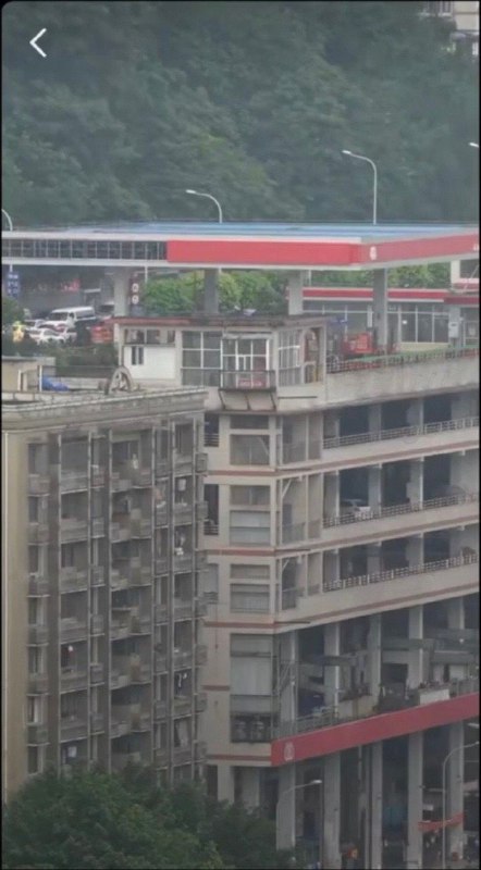 重庆的楼顶不仅有停车场，还有加油站！？from 平壤卫视 via ㅤ重庆的楼顶不仅有停车场，还有加油站！？from 平壤卫视 via ㅤ