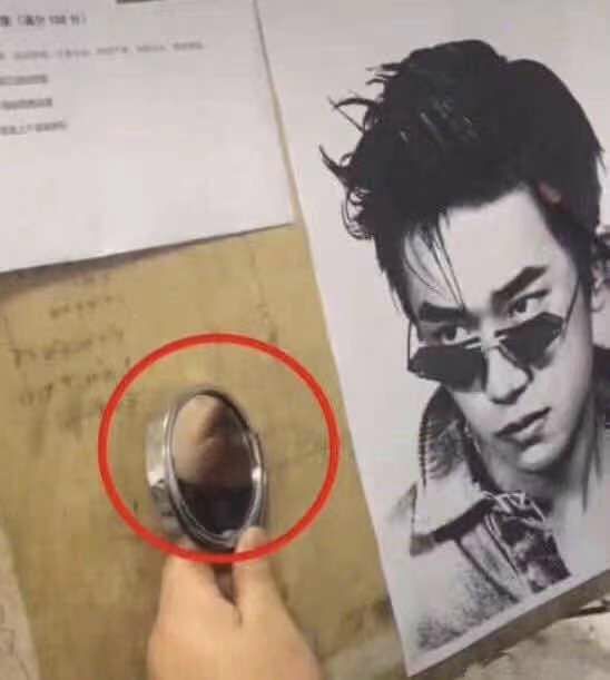 这哥们眼神多少有些散光这哥们眼神多少有些散光