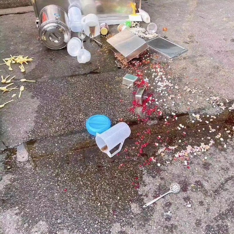 摆摊的第二天，钢筋买不动转行卖早点，赚了508元，顾客买了一碗八宝粥和一杯豆浆8块，嫌粥不好喝把摊子给砸了赔了我500元