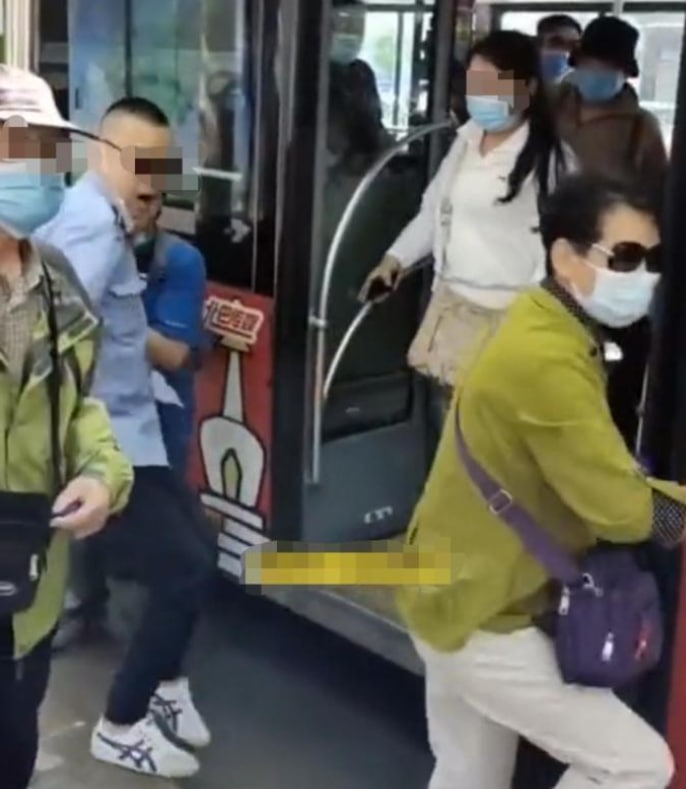京一司机惨被打，刚想回击却被拦住，老人：他还是个孩子京一司机惨被打，刚想回击却被拦住，老人：他还是个孩子