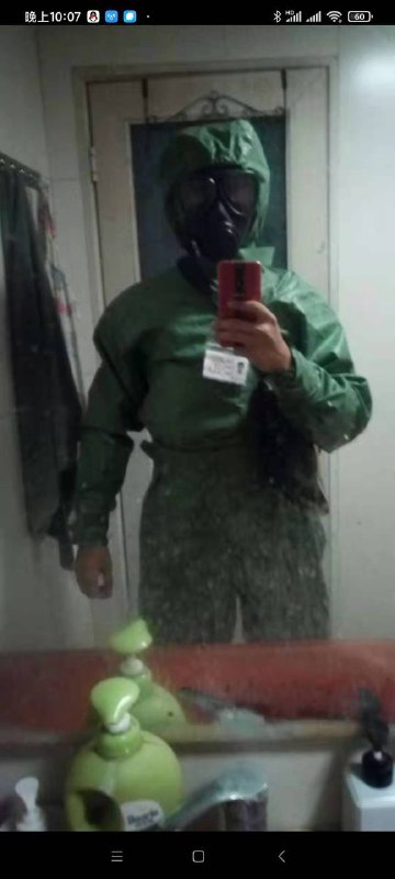 去年因为疫情要穿病毒防护服，今年他妈要穿核防护服，怕下雨