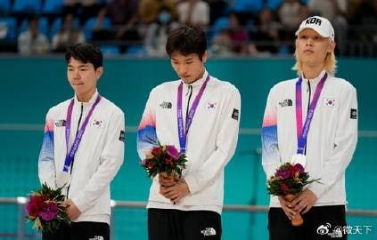 韩国选手没撞线提前庆祝丢掉冠军                                 网友：脱下的军装又穿上了 (PS:依照韩国规定，亚运金牌者可以免除兵役，韩国队因为没有夺金，因此全员回国要服兵役)韩国选手没撞线提前庆祝丢掉冠军                                 网友：脱下的军装又穿上了 (PS:依照韩国规定，亚运金牌者可以免除兵役，韩国队因为没有夺金，因此全员回国要服兵役)