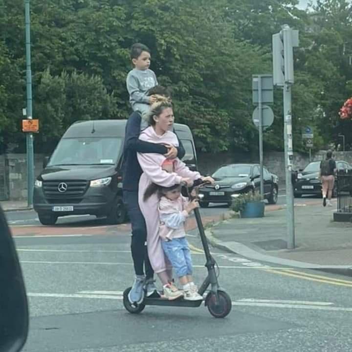 爱尔兰都柏林街头，一家人