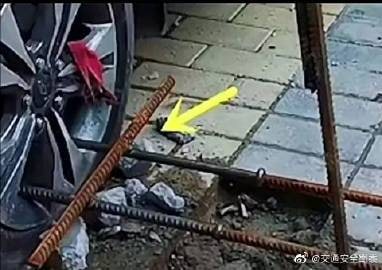 该男子花十多万买的车位，被一辆丰田凯美瑞车乱停霸占，打电话叫挪车，对方态度还挺嚣张：我就停那里了，怎么地吧？该男子一气之下，直接叫人在车位焊上钢筋，将乱停车牢牢焊死，并喊话对方：让你一次停个够！ #绝该男子花十多万买的车位，被一辆丰田凯美瑞车乱停霸占，打电话叫挪车，对方态度还挺嚣张：我就停那里了，怎么地吧？该男子一气之下，直接叫人在车位焊上钢筋，将乱停车牢牢焊死，并喊话对方：让你一次停个够！ #绝
