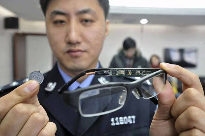 #事实核查 该图属移花接木，图源为2013年11月22日，沈阳东陵分局警方展示查获的考试作弊器等设备和作弊器械