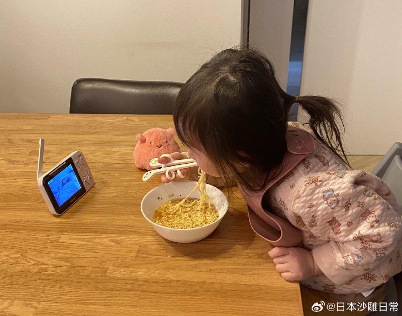 慈父牌电子榨菜：早上起床边看爸爸的睡相边吃着泡面慈父牌电子榨菜：早上起床边看爸爸的睡相边吃着泡面