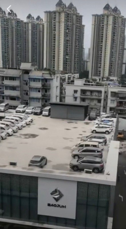重庆的楼顶不仅有停车场，还有加油站！？from 平壤卫视 via ㅤ重庆的楼顶不仅有停车场，还有加油站！？from 平壤卫视 via ㅤ