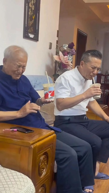 一杯咖啡 两代人的沉默一杯咖啡 两代人的沉默