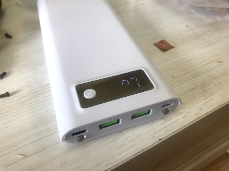地摊上买的充电宝 拆开一看 寄了地摊上买的充电宝 拆开一看 寄了