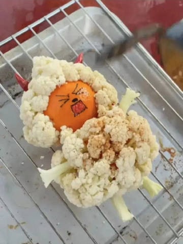 孩子非要吃烤全羊，老父亲也是煞费苦心了～