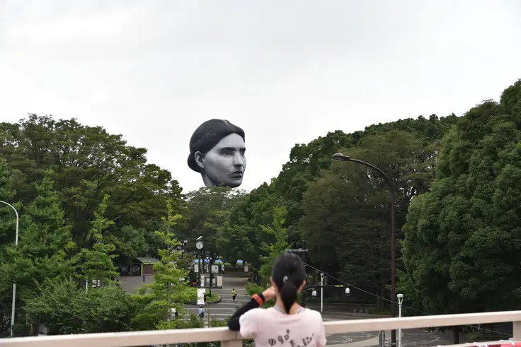 日本东京代代木公园出现了一个巨大的人头造型热气球，这是艺术团队目［mé］的作品，仅会在今天进行展示