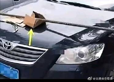 该男子花十多万买的车位，被一辆丰田凯美瑞车乱停霸占，打电话叫挪车，对方态度还挺嚣张：我就停那里了，怎么地吧？该男子一气之下，直接叫人在车位焊上钢筋，将乱停车牢牢焊死，并喊话对方：让你一次停个够！ #绝该男子花十多万买的车位，被一辆丰田凯美瑞车乱停霸占，打电话叫挪车，对方态度还挺嚣张：我就停那里了，怎么地吧？该男子一气之下，直接叫人在车位焊上钢筋，将乱停车牢牢焊死，并喊话对方：让你一次停个够！ #绝