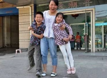 15年前的汶川，被老师拽出来的两个小孩 #全国人民的屁股15年前的汶川，被老师拽出来的两个小孩 #全国人民的屁股