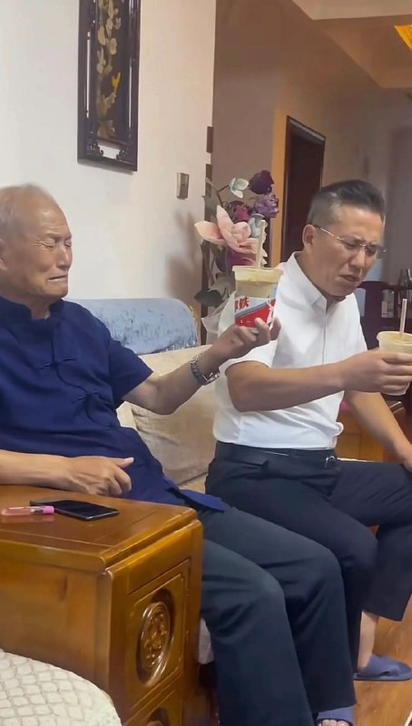 一杯咖啡 两代人的沉默一杯咖啡 两代人的沉默