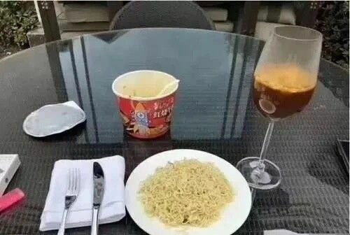 盘子再大些，主食再少些，还要放上一片菜叶点缀一下杯子里的红色饮品太多了，不要超过三分之一把泡面包装藏起来，不要让客人看到,酱料粉末在盘子周围划一道from 心惊报  #上流