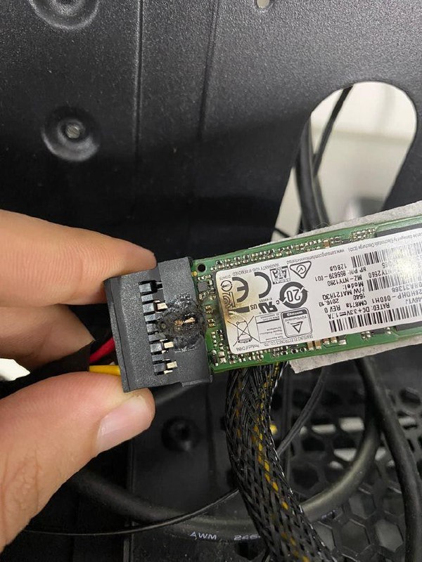 我不知道這是誰這麼無腦的…（拿M.2 SSD塞SATA電源線）