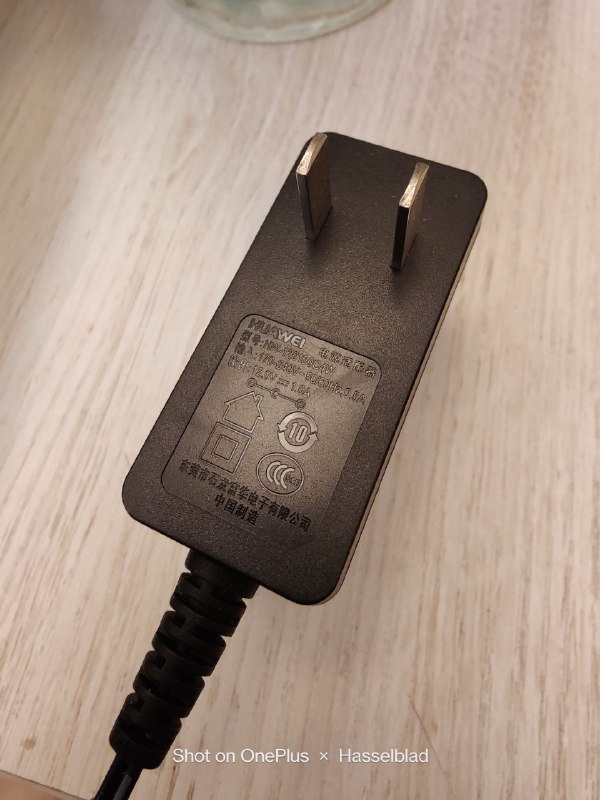 草 折腾了半天不开机 刚刚接电表准备看看电牛结果发现电信给的4G路由器电源是坏的打电话问电信电信以 4G路由器是赠品所以没有售后让我自己想办法......