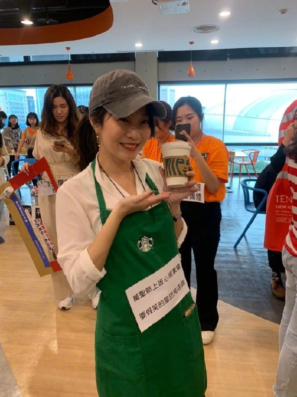 台湾一家公司的万圣节COS派对，扮演的都是普通人台湾一家公司的万圣节COS派对，扮演的都是普通人
