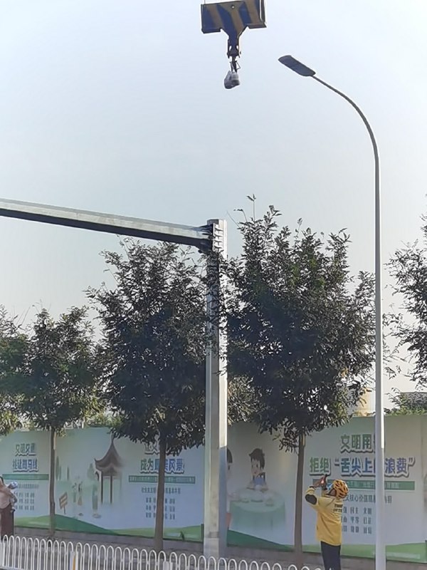 一次不寻常的外卖送货，讲真工地吊车师傅技术不错