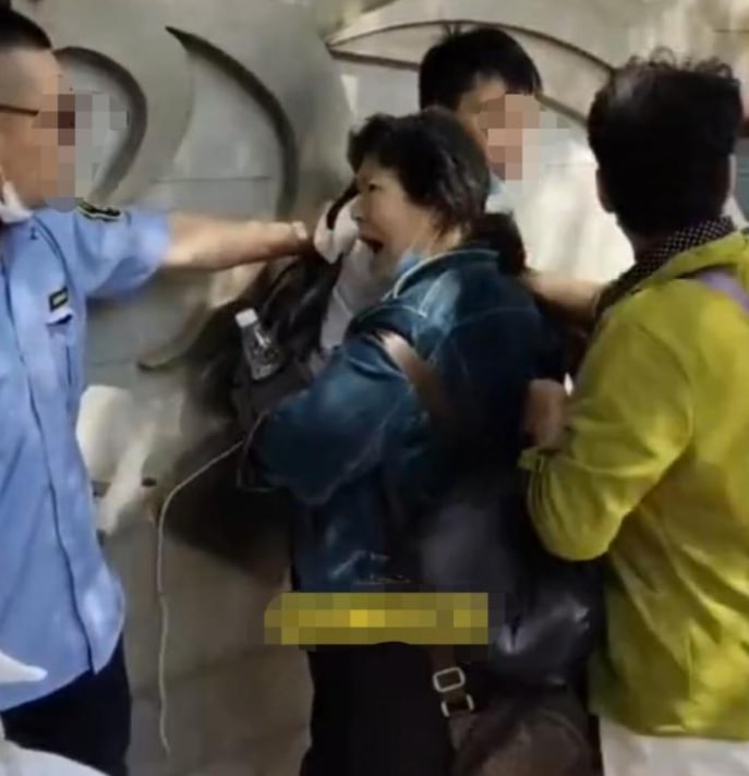 京一司机惨被打，刚想回击却被拦住，老人：他还是个孩子京一司机惨被打，刚想回击却被拦住，老人：他还是个孩子
