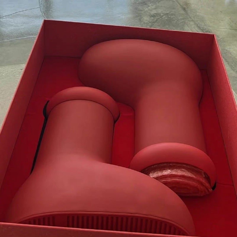 搞怪品牌Mschf推出的 #阿童木 大红靴，上脚照确实挺二次元的🤔from 平壤卫视搞怪品牌Mschf推出的 #阿童木 大红靴，上脚照确实挺二次元的🤔from 平壤卫视