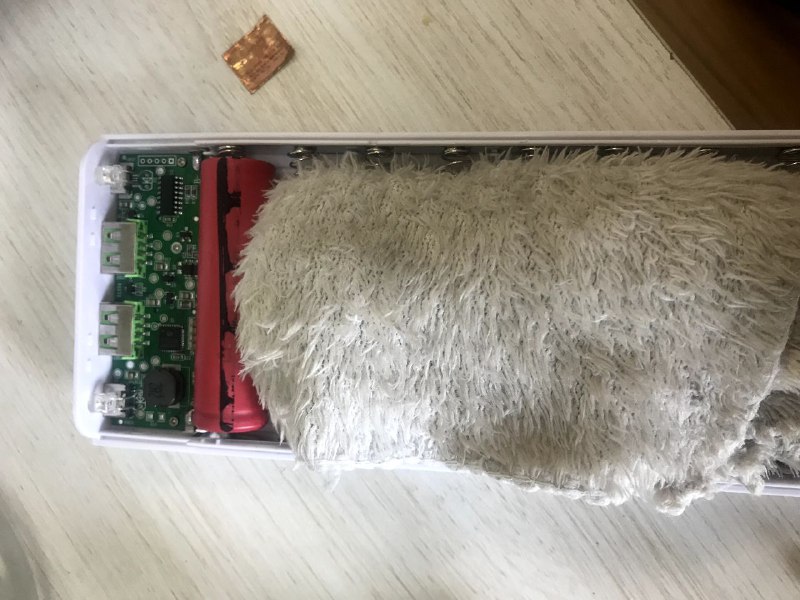 地摊上买的充电宝 拆开一看 寄了地摊上买的充电宝 拆开一看 寄了