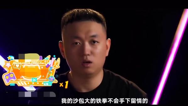 药水哥和向佐上演真人格斗 10分钟结束比赛被打到爬不起来