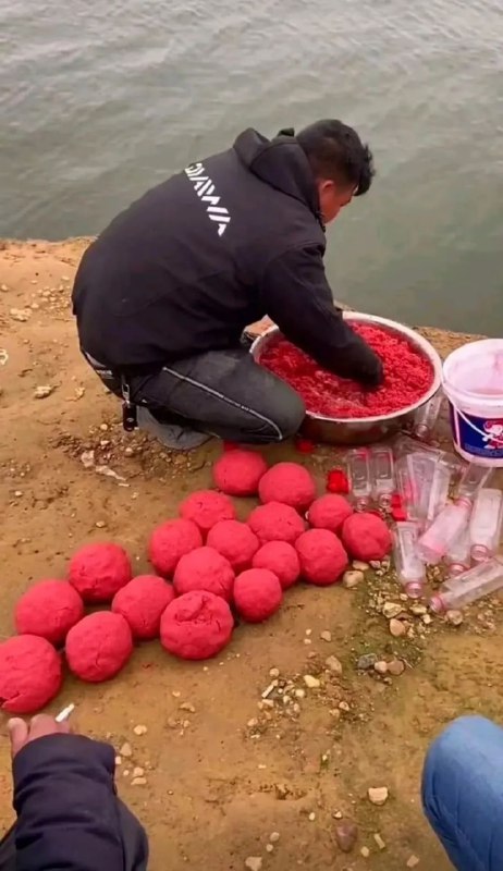 钓鱼就得有钓鱼的样子，这样打窝才对嘛from 搞笑研究所️🔥 via ze yan
