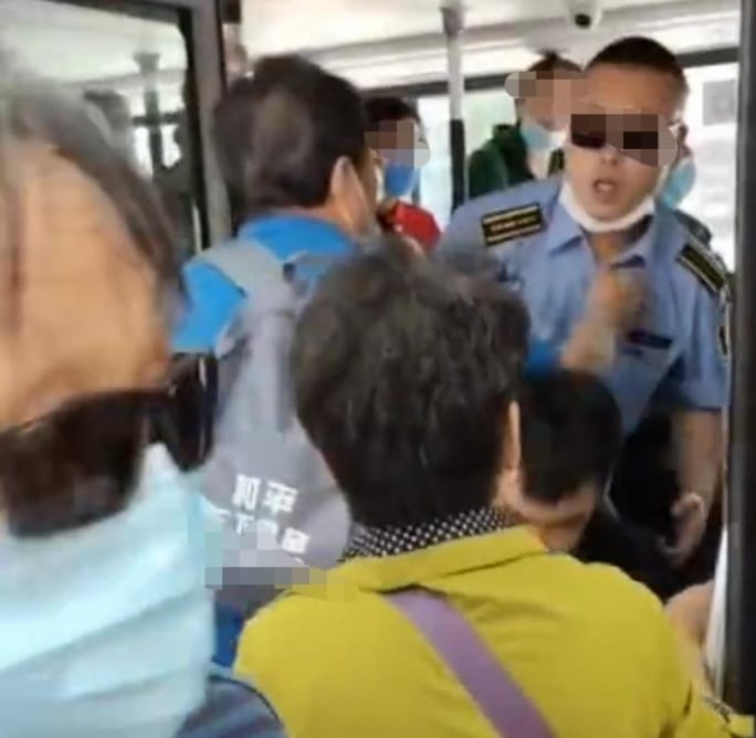 京一司机惨被打，刚想回击却被拦住，老人：他还是个孩子京一司机惨被打，刚想回击却被拦住，老人：他还是个孩子