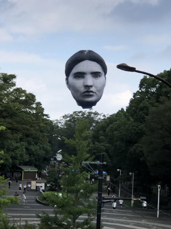 日本东京代代木公园出现了一个巨大的人头造型热气球，这是艺术团队目［mé］的作品，仅会在今天进行展示