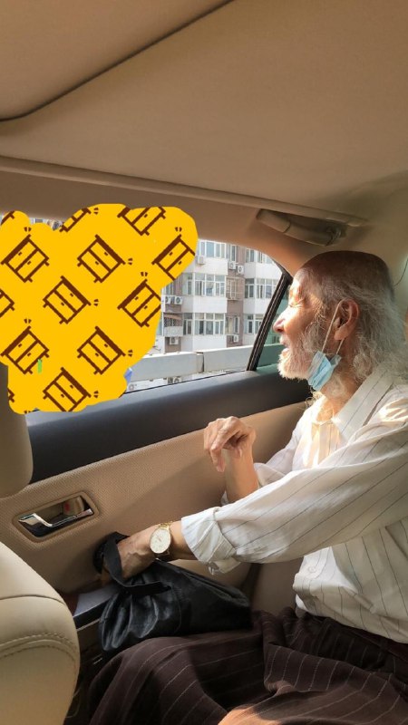 一个月以前在北京东三环双井桥桥上主路，发现一交警带一老者在应急车道步行，停车双闪问是否需要帮忙，交警说老人走错路到主路，我说我来带他去辅路打车，转念一想不如直觉送回家喝交警互相拍照留电话出发，一路闲聊感觉老人应该是老年痴呆了，送到最近派出所等一小时后找到了住址！颇为心安