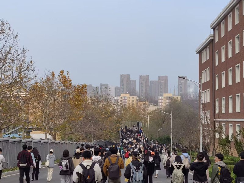 持刀者于宿舍前与警察对峙一警察飞踹将其制服持刀者于宿舍前与警察对峙一警察飞踹将其制服