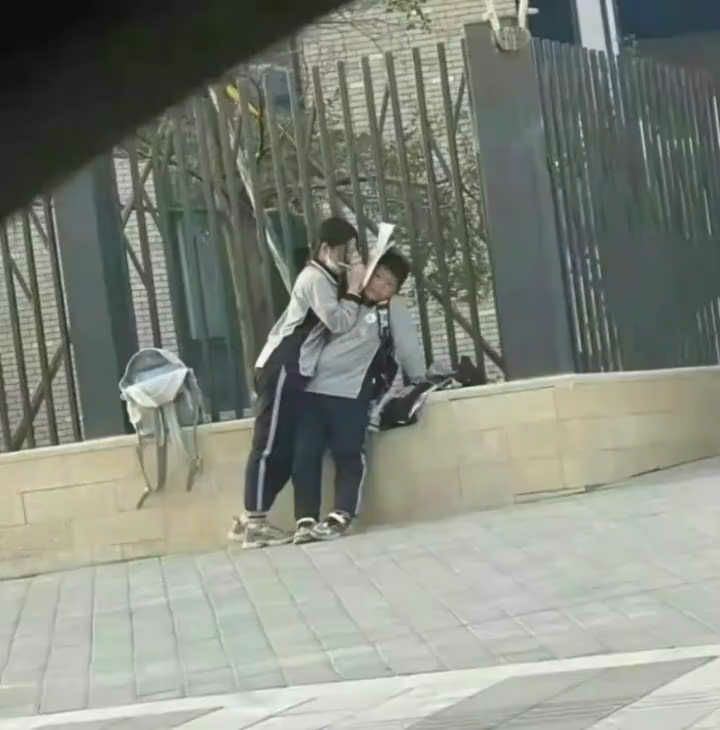弟弟被欺负了捏～弟弟被欺负了捏～