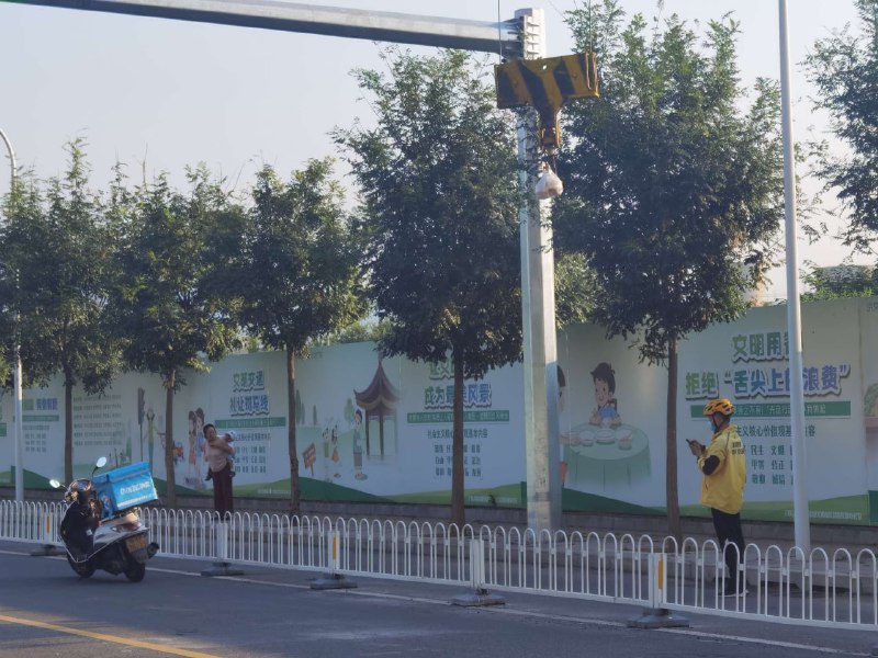 一次不寻常的外卖送货，讲真工地吊车师傅技术不错