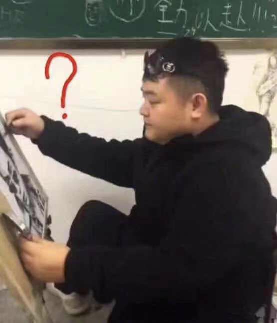 这哥们眼神多少有些散光这哥们眼神多少有些散光