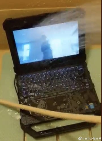 大一新生买电脑的话，我绝对安利「军用电脑」！・重3.5kg！铝合金制的超重量级！・过于坚固，就算是摔了也不会坏！・可以直接扔自行车车篮里带走！・绝对防水，可以直接水洗！・带有把手，可以直接当钝器使用！・直接物理干翻用MacBook的装逼儿，让他欲哭无泪！！大一新生买电脑的话，我绝对安利「军用电脑」！・重3.5kg！铝合金制的超重量级！・过于坚固，就算是摔了也不会坏！・可以直接扔自行车车篮里带走！・绝对防水，可以直接水洗！・带有把手，可以直接当钝器使用！・直接物理干翻用MacBook的装逼儿，让他欲哭无泪！！