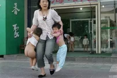 15年前的汶川，被老师拽出来的两个小孩 #全国人民的屁股15年前的汶川，被老师拽出来的两个小孩 #全国人民的屁股